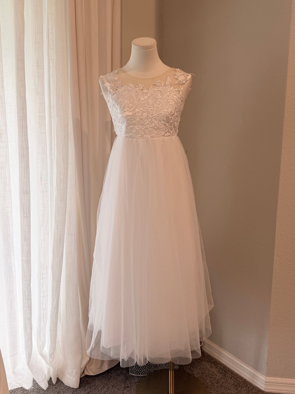 White Lace & Tulle Girls' Dress - Elegant Flower Bodice